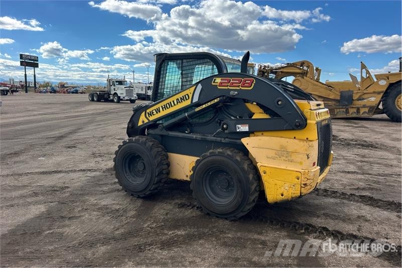New Holland L228 Two-Speed Skid Steer Loader Smykem řízené nakladače