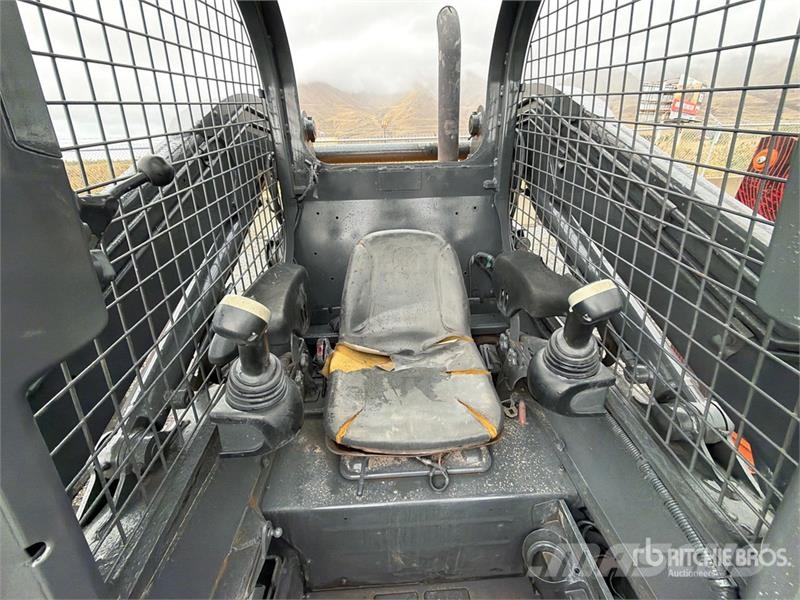New Holland L230 スキッドステアローダー