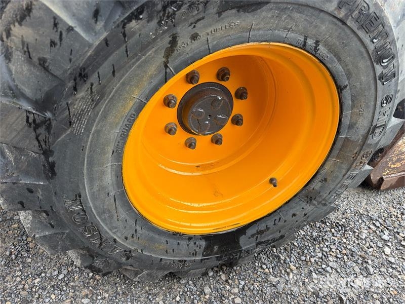 New Holland L230 スキッドステアローダー