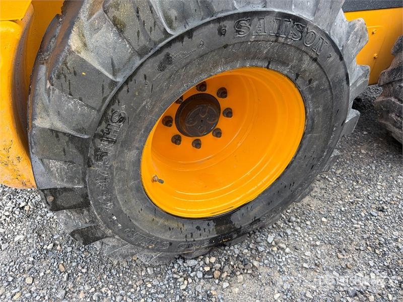 New Holland L230 スキッドステアローダー