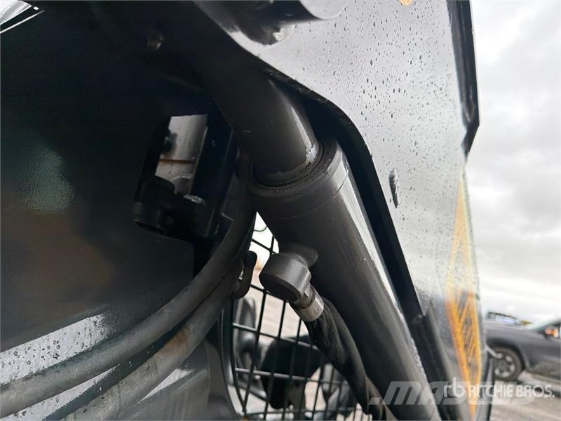 New Holland L230 スキッドステアローダー