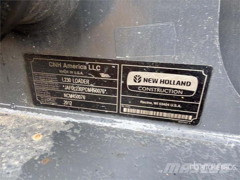 New Holland L230 スキッドステアローダー