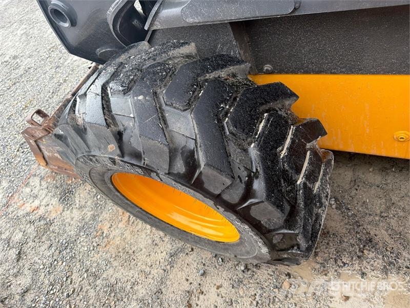 New Holland L230 スキッドステアローダー