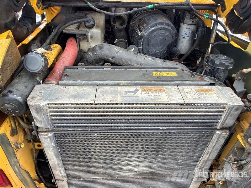 New Holland L230 スキッドステアローダー