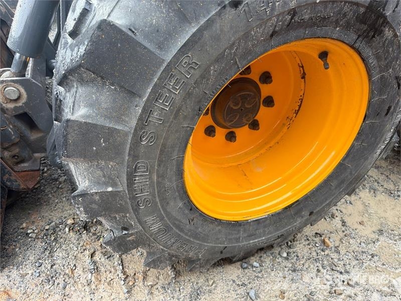 New Holland L230 スキッドステアローダー