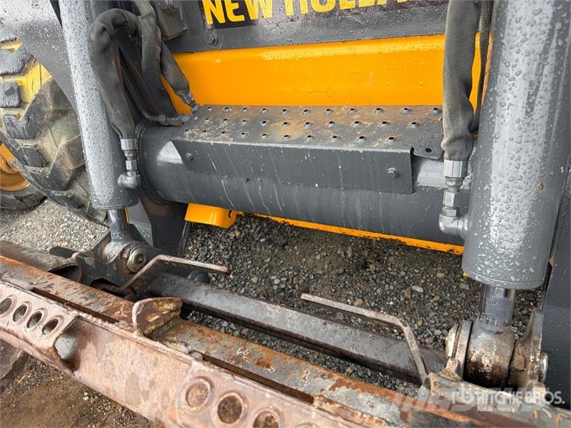 New Holland L230 スキッドステアローダー