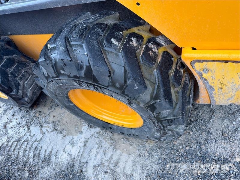 New Holland L230 スキッドステアローダー