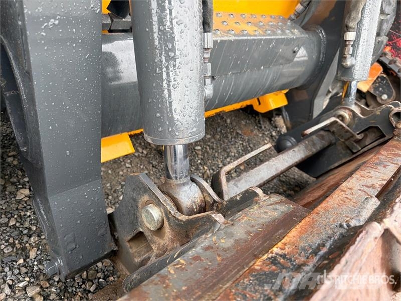 New Holland L230 スキッドステアローダー