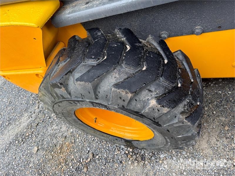 New Holland L230 スキッドステアローダー