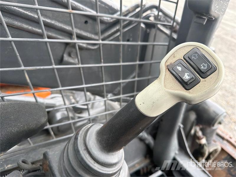 New Holland L230 スキッドステアローダー