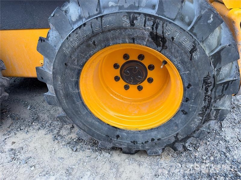 New Holland L230 スキッドステアローダー