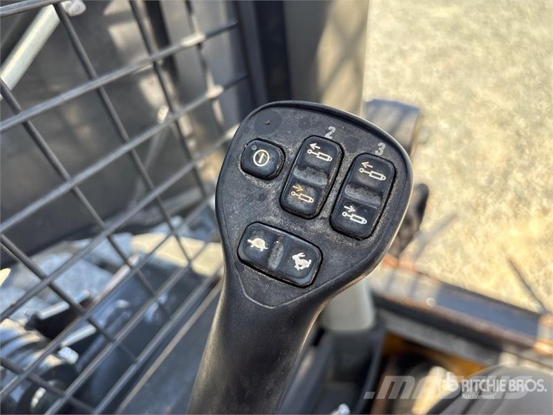 New Holland L328 Skid Steer Loader Lietoti riteņu kompaktiekrāvēji