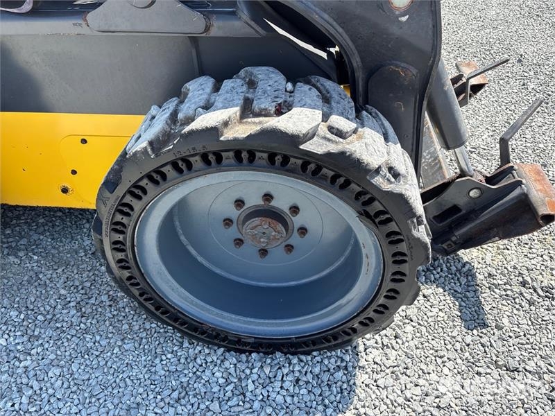 New Holland L328 Skid Steer Loader Lietoti riteņu kompaktiekrāvēji