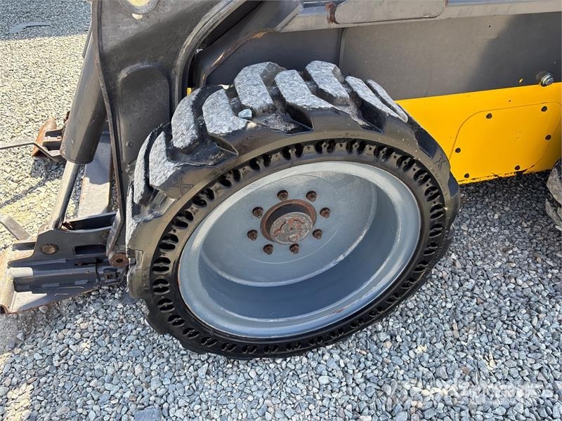 New Holland L328 Skid Steer Loader Lietoti riteņu kompaktiekrāvēji