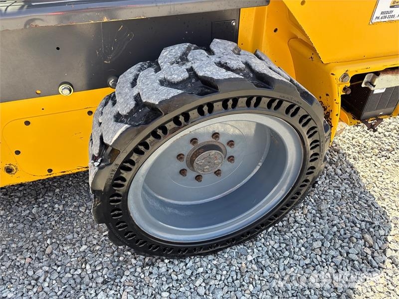 New Holland L328 Skid Steer Loader Lietoti riteņu kompaktiekrāvēji