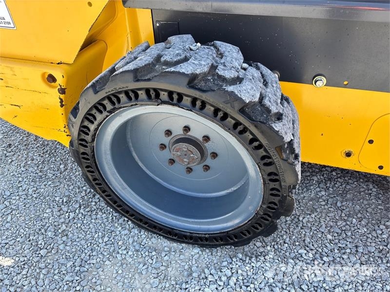 New Holland L328 Skid Steer Loader Lietoti riteņu kompaktiekrāvēji