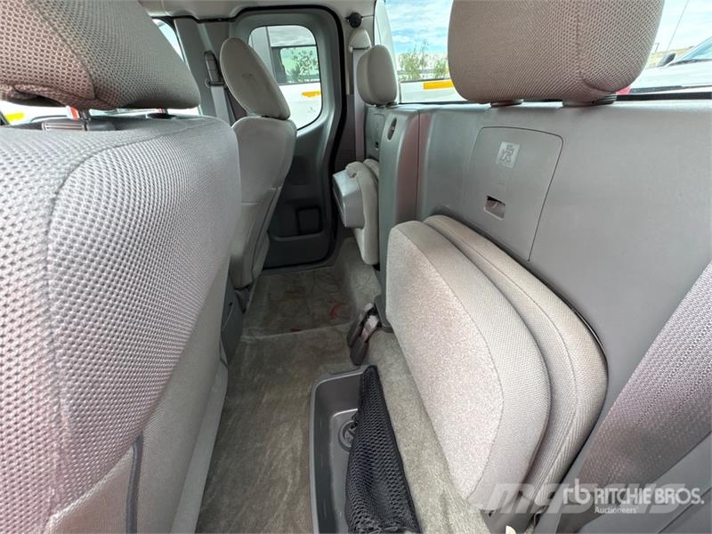 Nissan Frontier 4x2 Extended Cab Pickup Otros