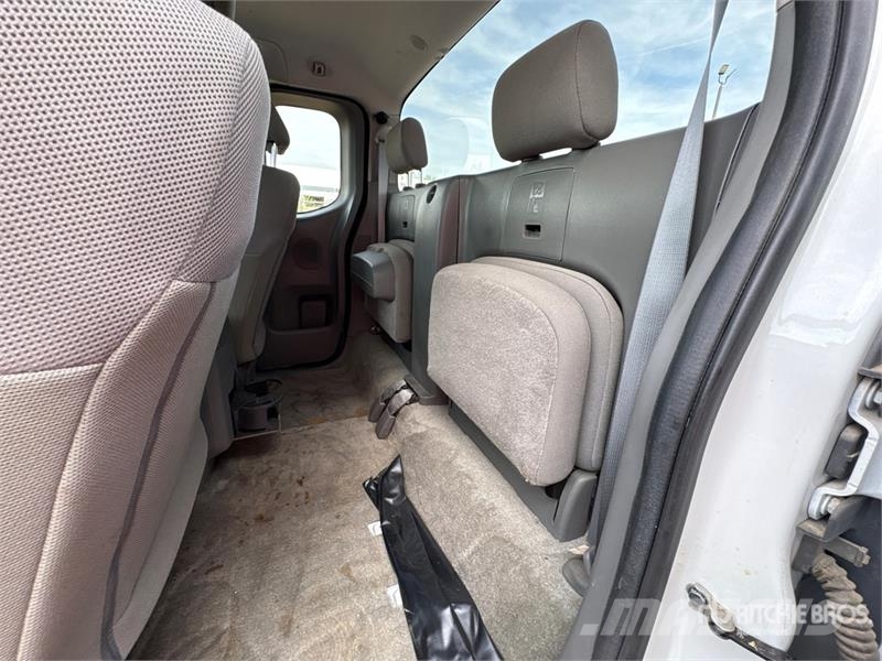 Nissan Frontier 4x2 Extended Cab Pickup Andere Transporter