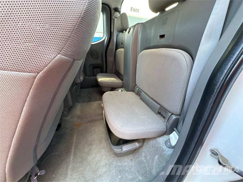 Nissan Frontier 4x2 Extended Cab Pickup Drugi