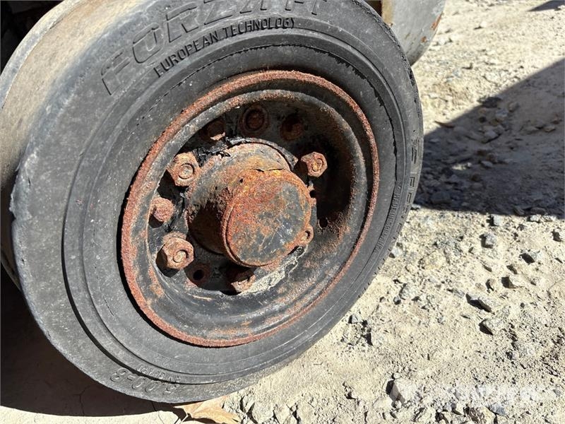 Nissan Pneumatic Tire Forklift Viljuškari - ostalo