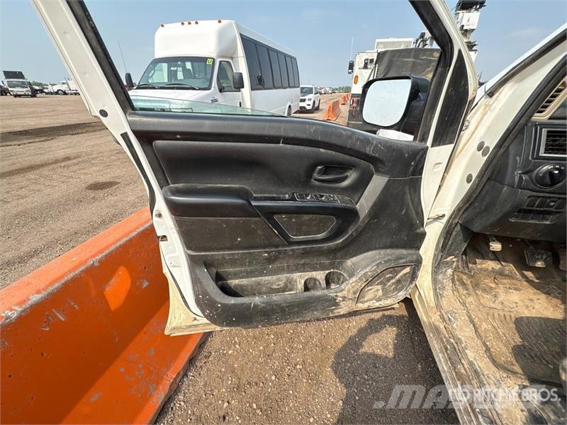 Nissan Titan XD 4x4 Crew Cab Pickup Други