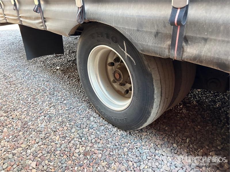  Nu Van T/A 6 Car Enclosed Car Carrier Trailer Autotreileri