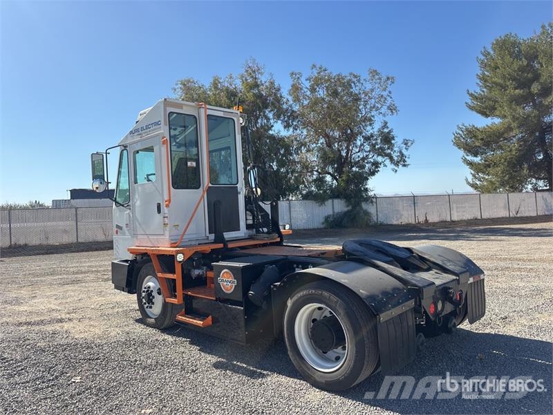 Orange EV HUSK-e 4x2 Electric Spotter Truck Terminālie traktori