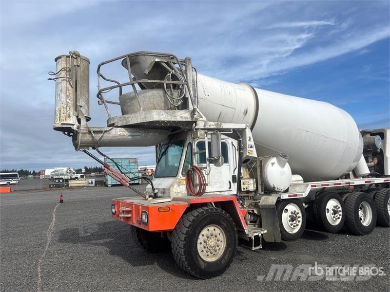 Oshkosh S Series 14x6 Front Discharge Mixer Truck Betonvedēji