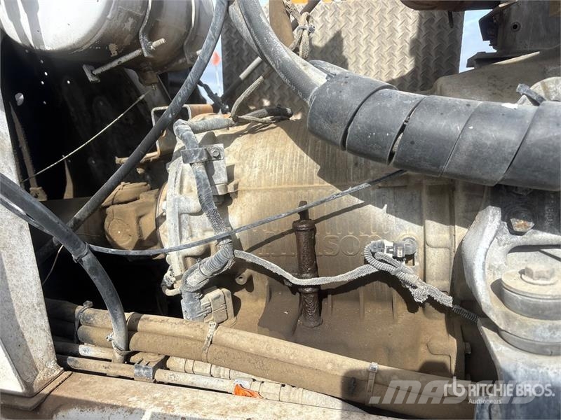 Oshkosh S Series 14x6 Front Discharge Mixer Truck Betonvedēji