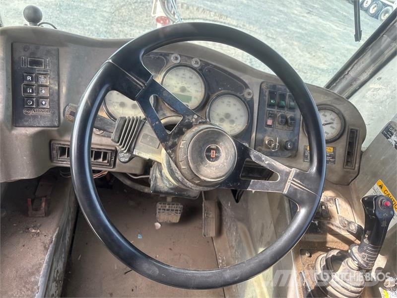 Oshkosh S Series 14x6 Front Discharge Mixer Truck Betonvedēji