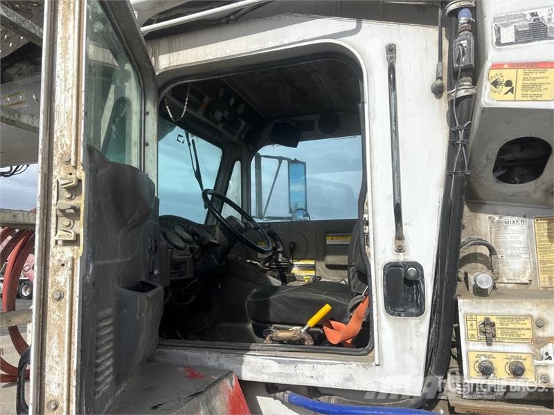 Oshkosh S Series 14x6 Front Discharge Mixer Truck Betonvedēji