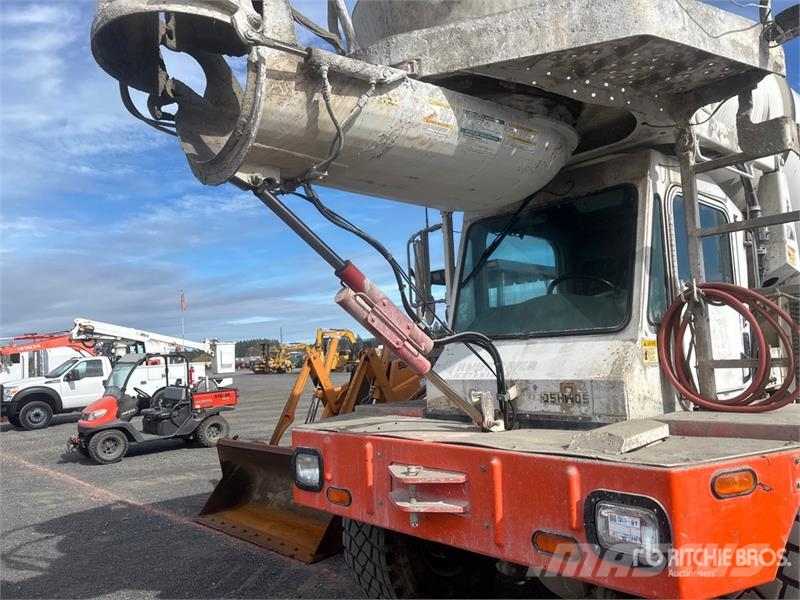 Oshkosh S Series 14x6 Front Discharge Mixer Truck Betonvedēji