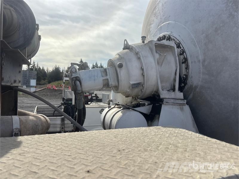 Oshkosh S Series 14x6 Front Discharge Mixer Truck Betonvedēji