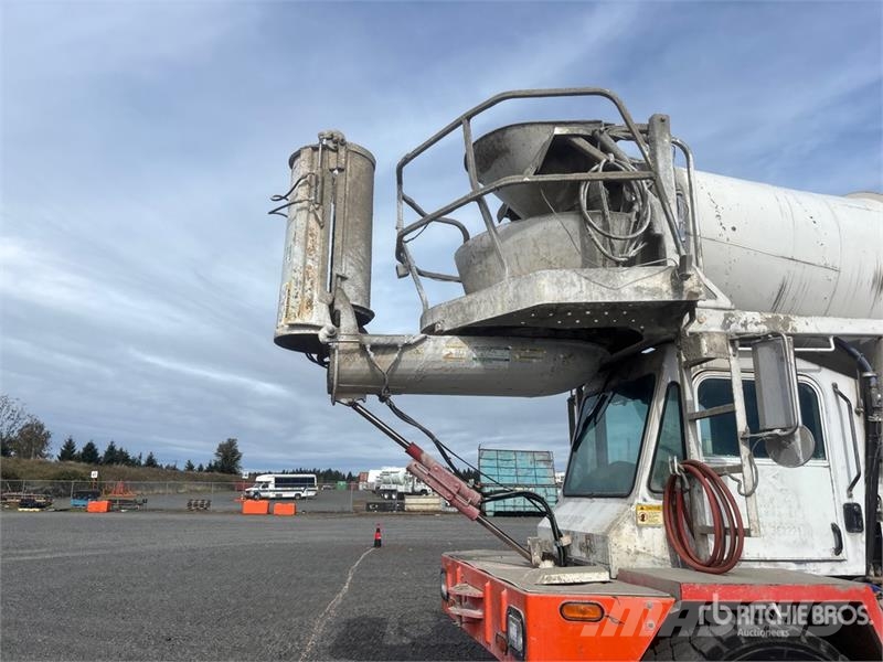 Oshkosh S Series 14x6 Front Discharge Mixer Truck Betonvedēji