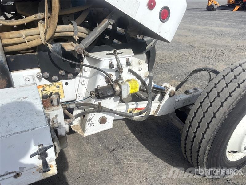 Oshkosh S Series 14x6 Front Discharge Mixer Truck Betonvedēji