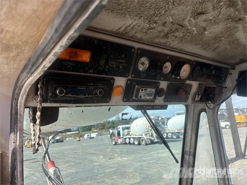 Oshkosh S Series 14x6 Front Discharge Mixer Truck Betonvedēji