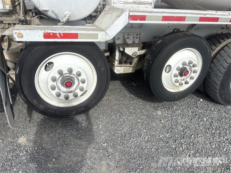 Oshkosh S Series 14x6 Front Discharge Mixer Truck Betonvedēji