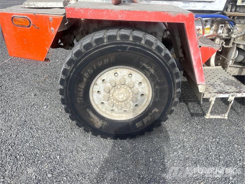 Oshkosh S Series 14x6 Front Discharge Mixer Truck Betonvedēji