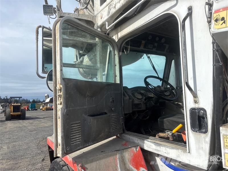 Oshkosh S Series 14x6 Front Discharge Mixer Truck Betonvedēji