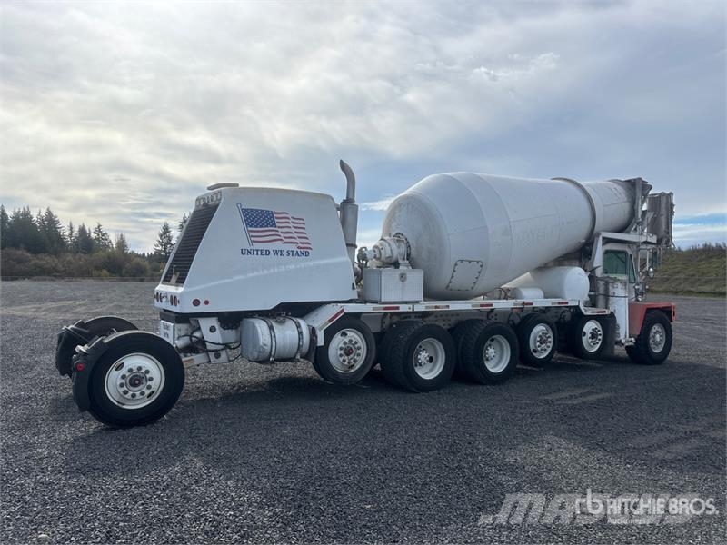 Oshkosh S Series 14x6 Front Discharge Mixer Truck Betonvedēji