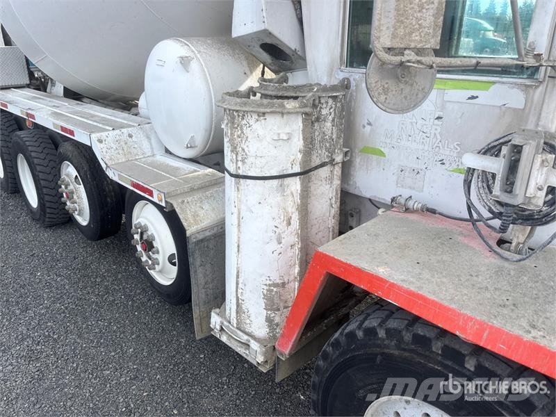 Oshkosh S Series 14x6 Front Discharge Mixer Truck Betonvedēji