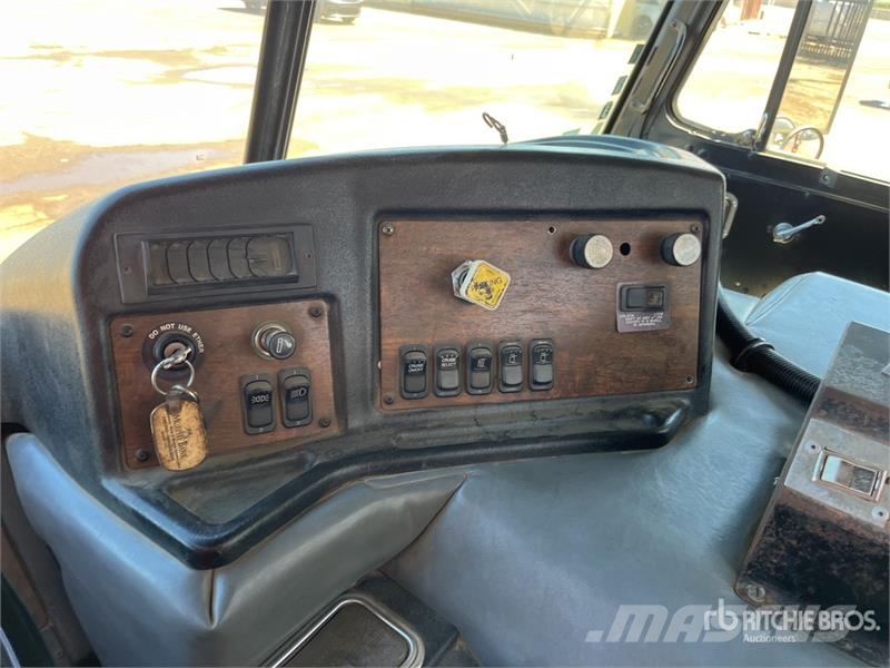 Peterbilt 320 6x4 Roll-Off Truck Skip loader trucks