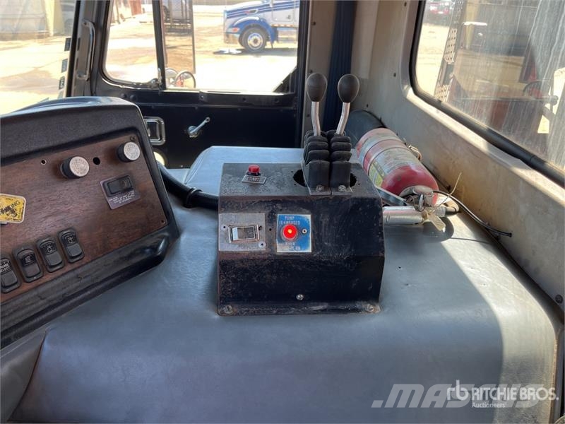 Peterbilt 320 6x4 Roll-Off Truck Skip loader trucks