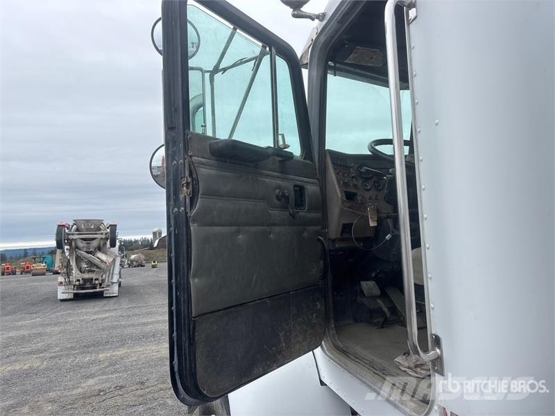 Peterbilt 330 Veepaagiga autod