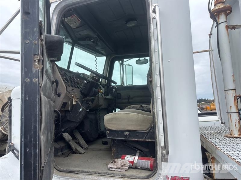 Peterbilt 330 Veepaagiga autod