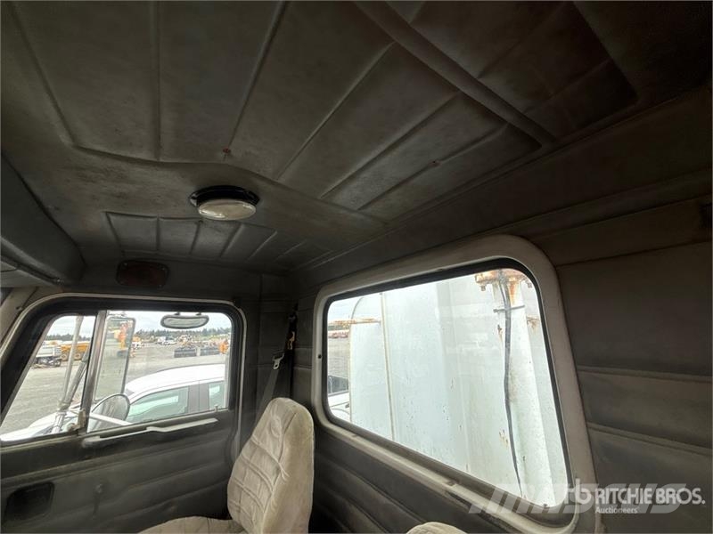Peterbilt 330 Veepaagiga autod
