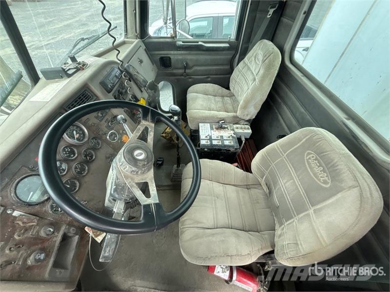 Peterbilt 330 Veepaagiga autod