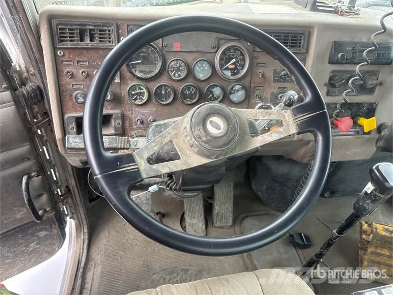 Peterbilt 330 Veepaagiga autod