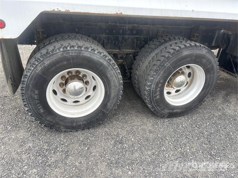 Peterbilt 330 Veepaagiga autod