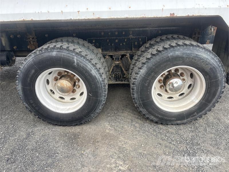 Peterbilt 330 Veepaagiga autod